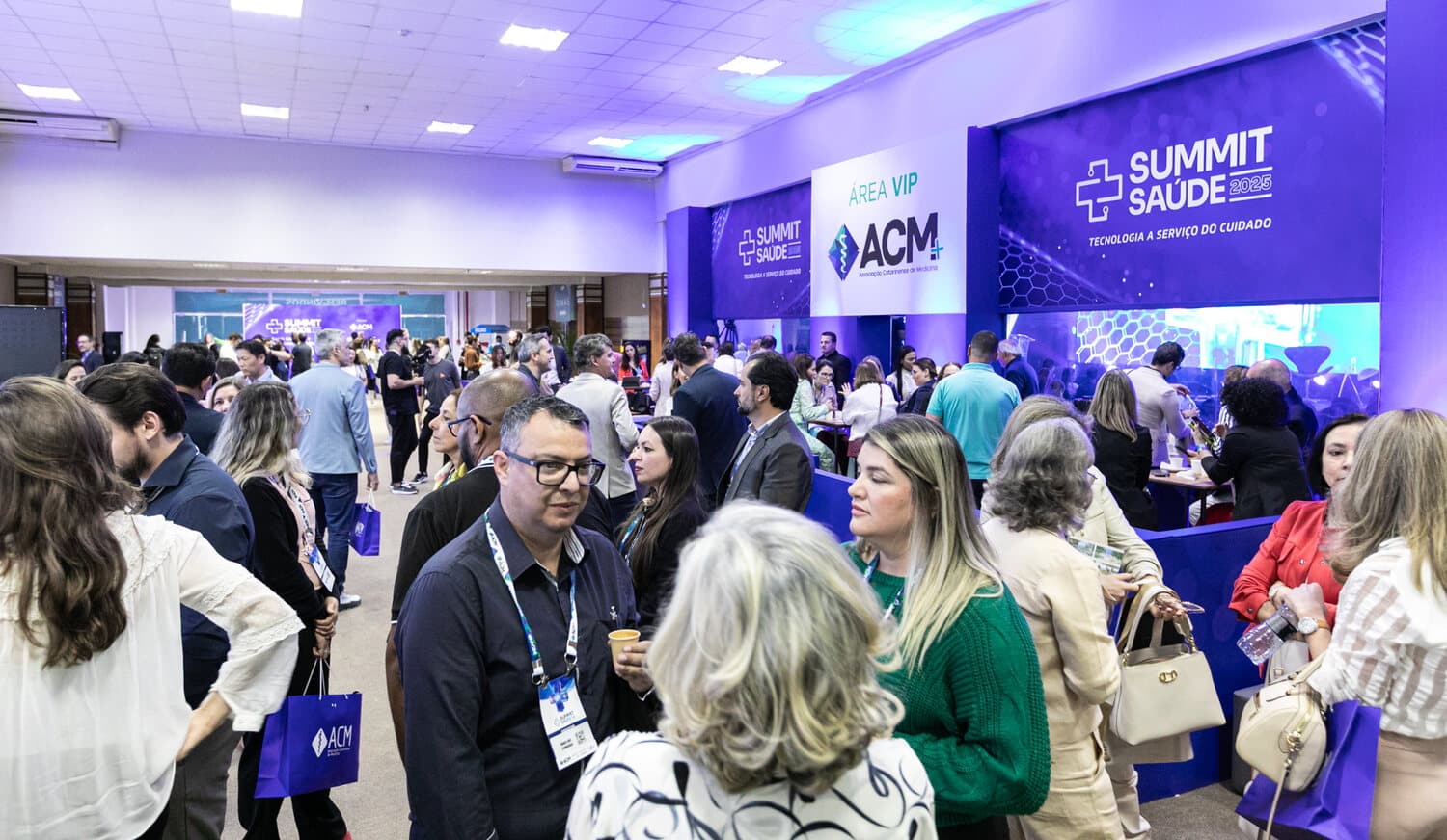 Networking na feira de negócios lotada