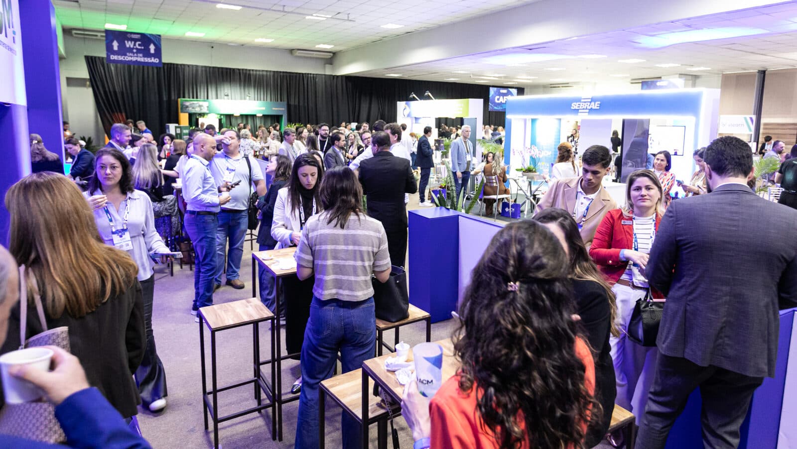 Corredor da feira de negócios lotado